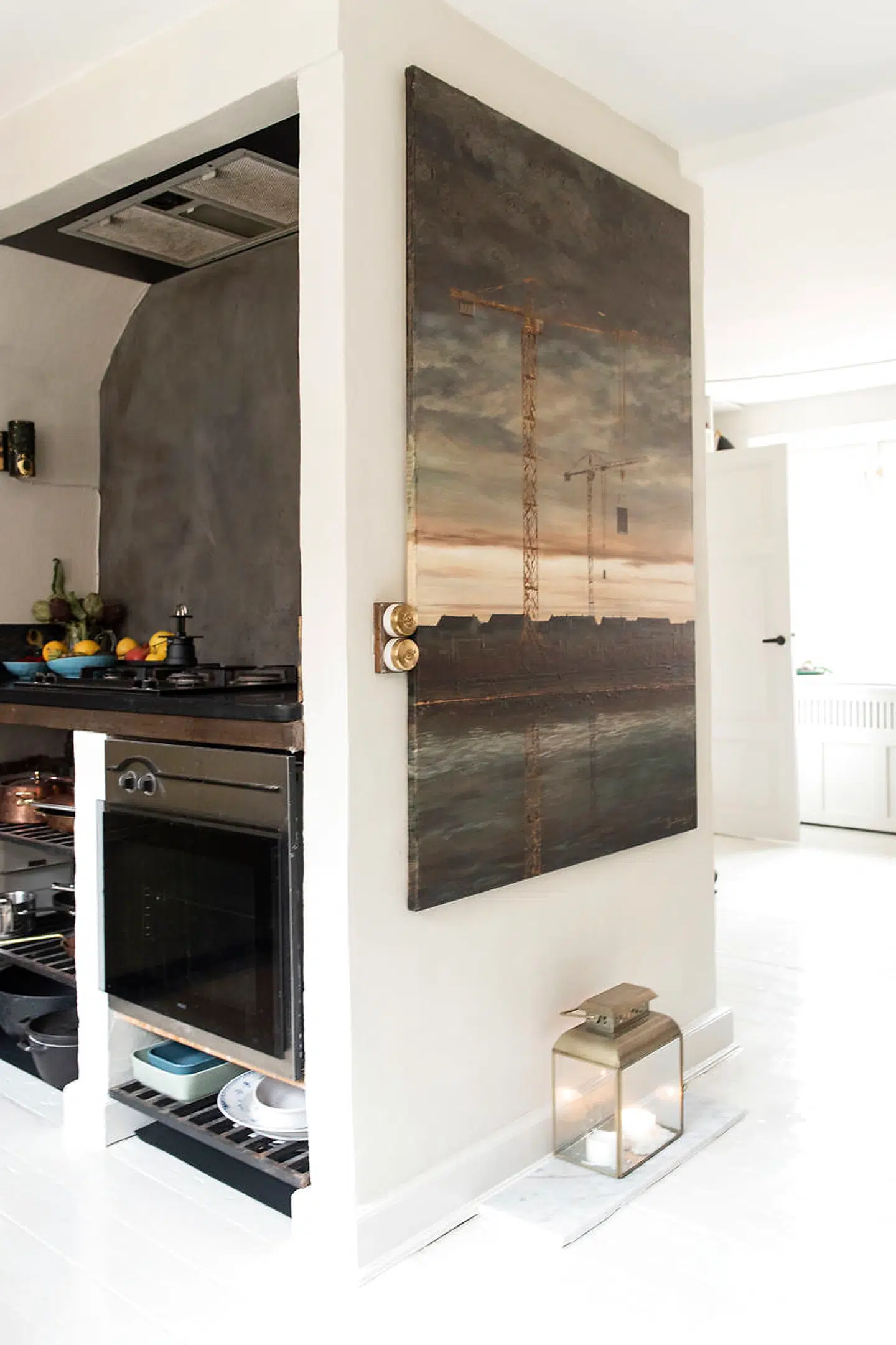 Maleriet er af Patrick Bastardoz. »Det er det første maleri, jeg selv købte i Paris for 15 år siden. Jeg følte mig meget voksen.«