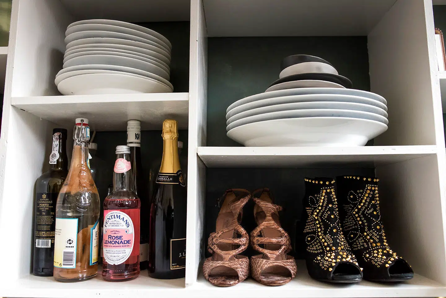 Smukke sko har fået hædersplads midt i stuen.