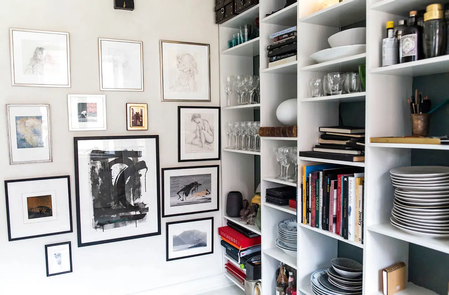 Selvom lejligheden kun er 74 kvm stor, er den rig på nips og historier.