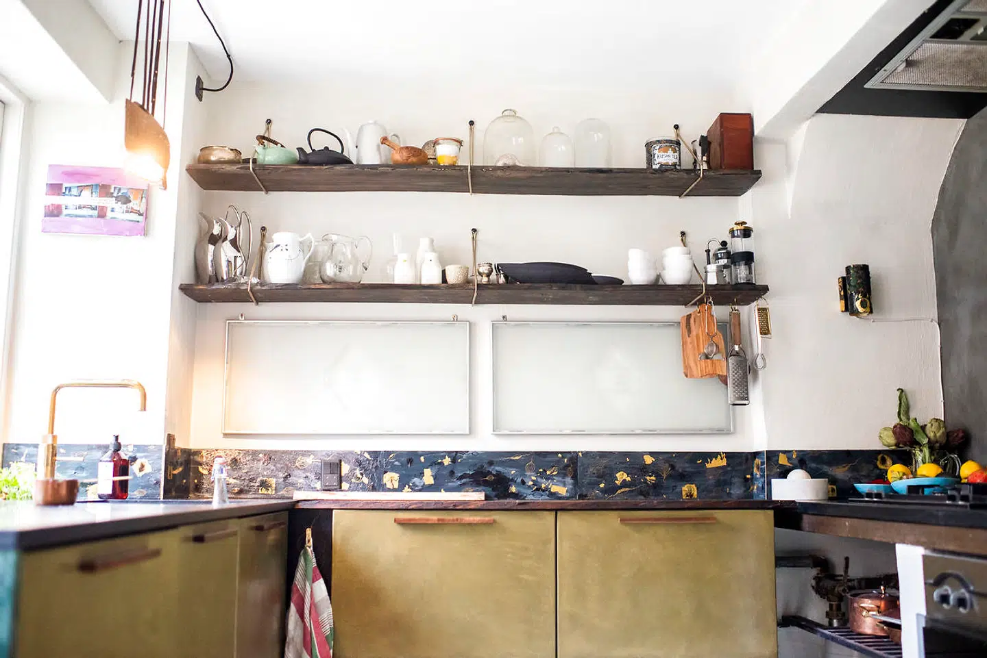 Josephine Bergsøe har dekoreret med bladguld og egne håndmalerier i køkkenet.