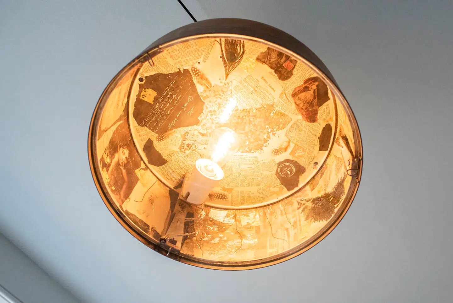 Lampen er en gammel gadelampe fra København, som Josephines søster har lavet, og som hun selv har dekoreret indvendigt.