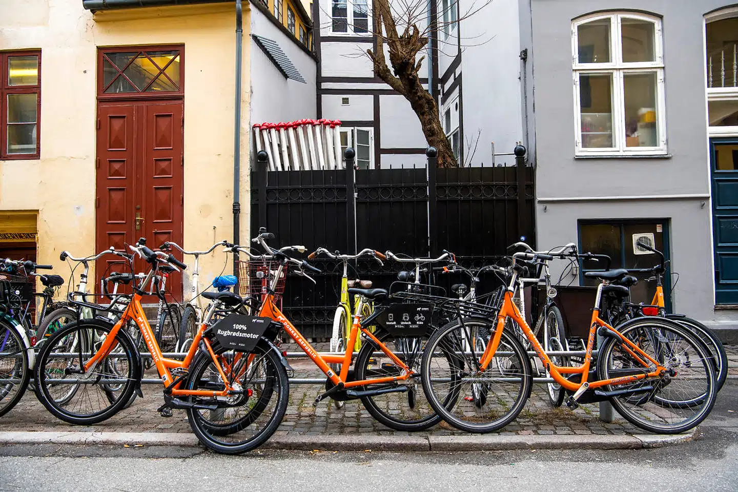 Donkey Republic lægger ikke skjul på, at firmaet cykler er opstillet til udlejning på offentligt område. »Vi ser ikke vores forretning som ulovlig. Det er vores fortolkning af Vejloven, som vi har haft jurister på, og den er anderledes end kommunen,« lyder det fra virksomhedens kommunikationsdirektør Caroline Steiner.