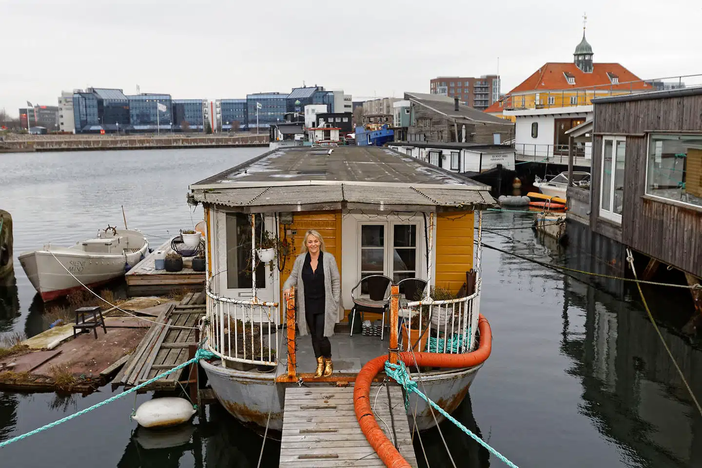 Den oprindeligt hestetrukne pram transporterede landbrugsvarer og kul på de hollandske kanaler i en årrække fra 1920. Siden blev der bygget hus på i Utrecht, og fartøjet blev forflyttet til Københavns Sydhavn.