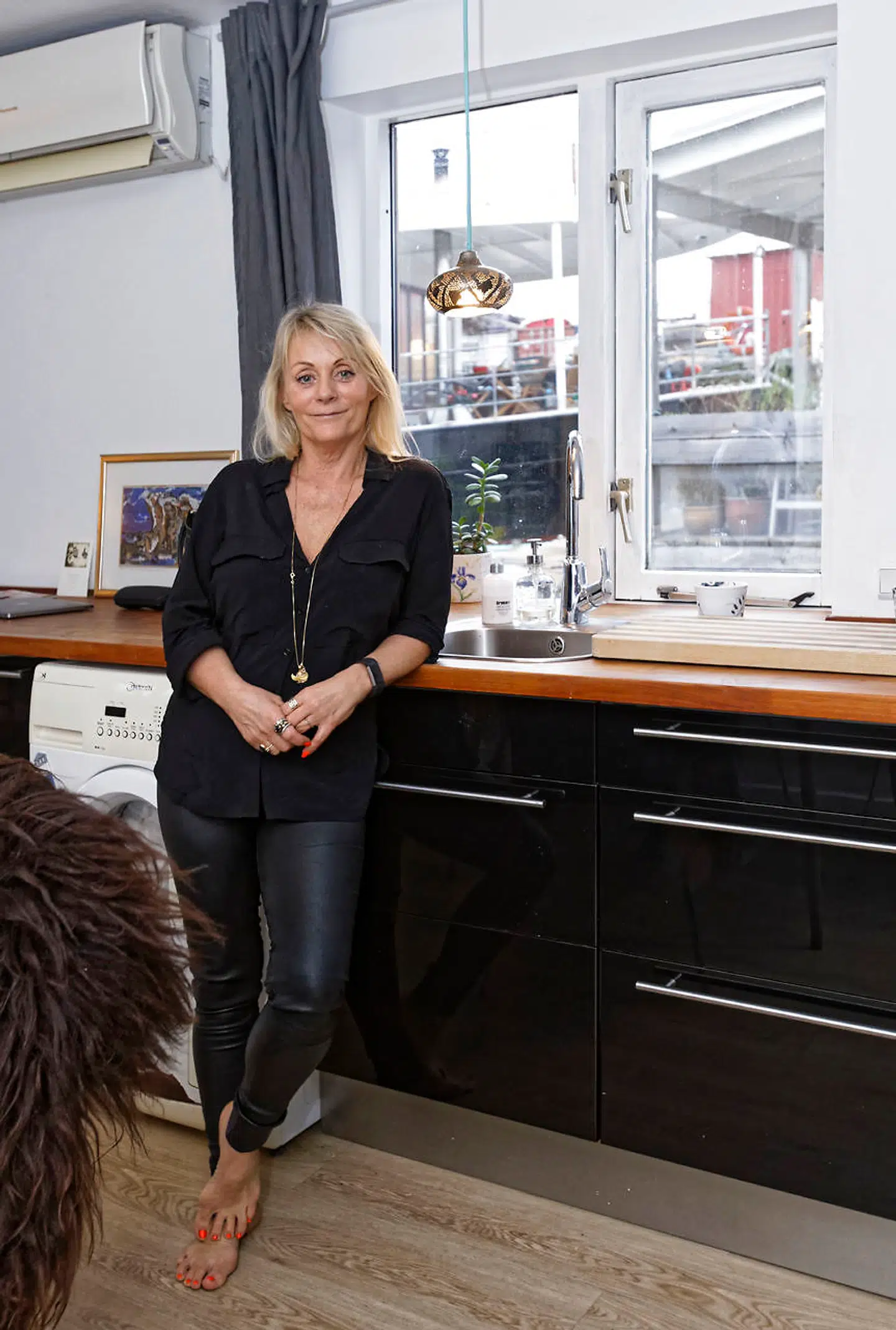 Marianna Demant har boet seks år af sin barndom i en primitiv husbåd ved Kalvebod Brygge. Hun husker det som en eventyrlig tid, hun har haft lyst til at gentage som voksen – bare med mere komfort!