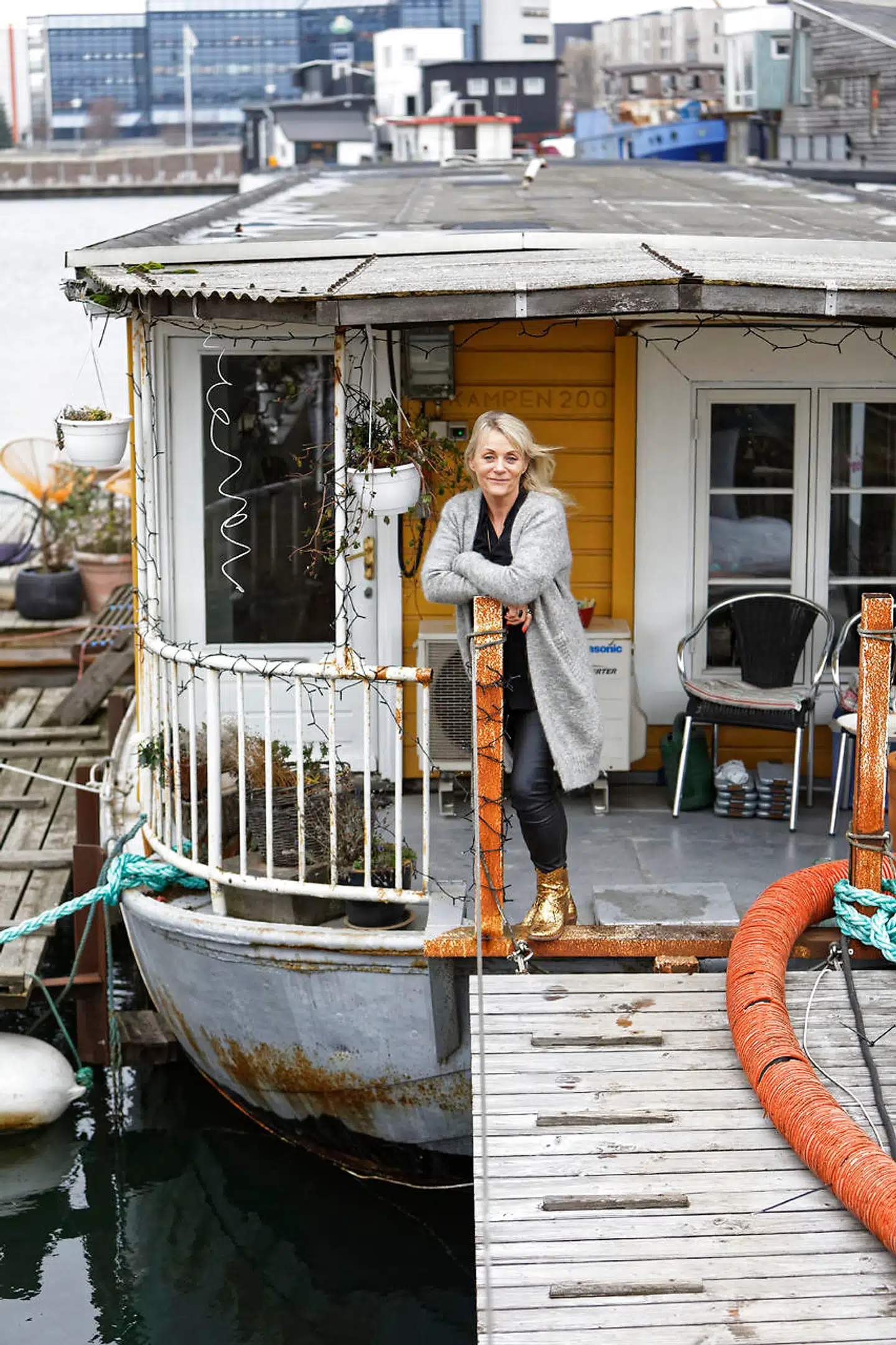Den oprindeligt hestetrukne pram transporterede landbrugsvarer og kul på de hollandske kanaler i en årrække fra 1920. Siden blev der bygget hus på i Utrecht, og fartøjet blev forflyttet til Københavns Sydhavn.