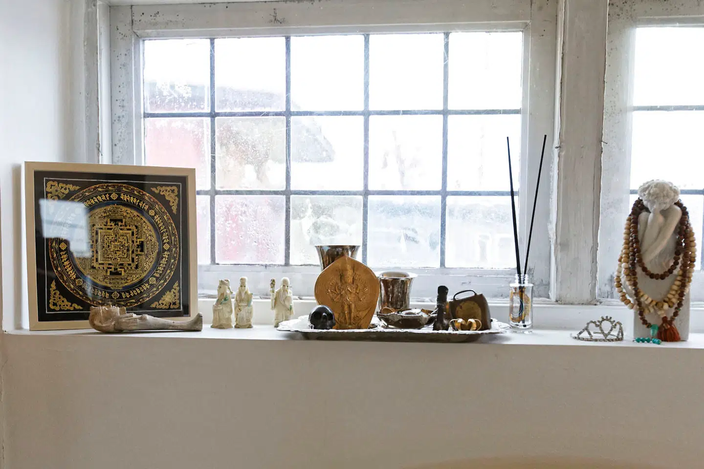 Fra det vestvendte vindue ses havnens øvrige husbåde og det karakteristiske slusehus, som kan anes fra Amagermotorvejen på vej over Sjællandsbroen. I vindueskarmen står figurer og andet fra Fjernøsten.