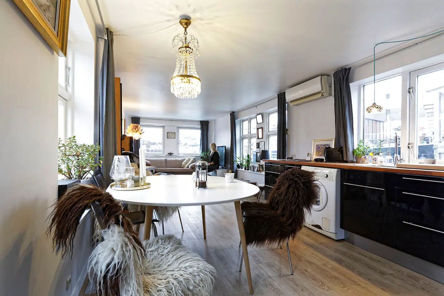 Det sorte Ikea-køkken findes midt på skibet og er sat op af Marianna Demant selv med hjælp udefra. Når det blæser, svajer lysekronen over spisebordet, og det har sin egen charme.