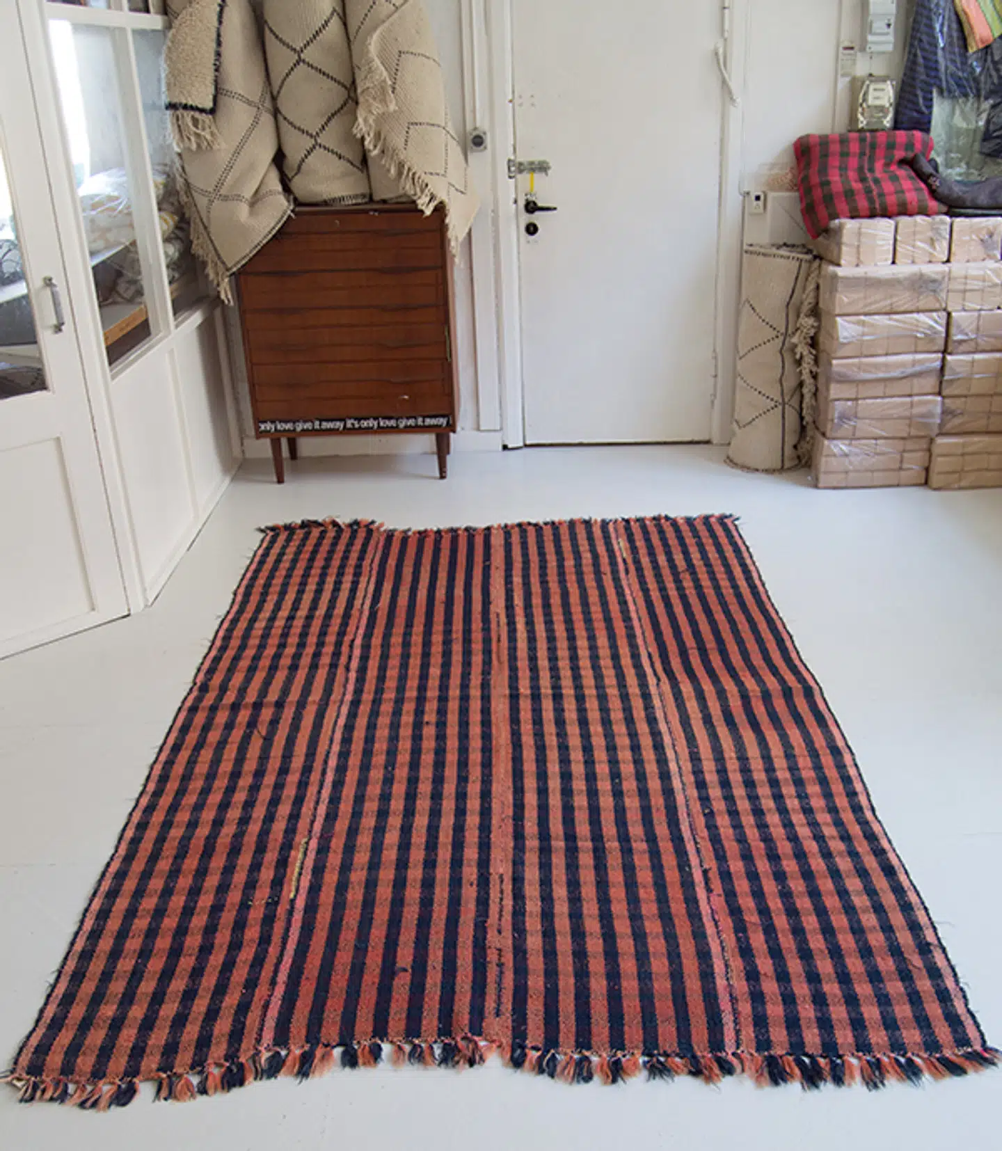 Kirsten Fribert lever af at sælge gulvtæpper i By Fribert, hun selv rejser ud i verden og håndplukker. Her er det en Chaput kelim fra Tyrkiet til 2.500 kr.