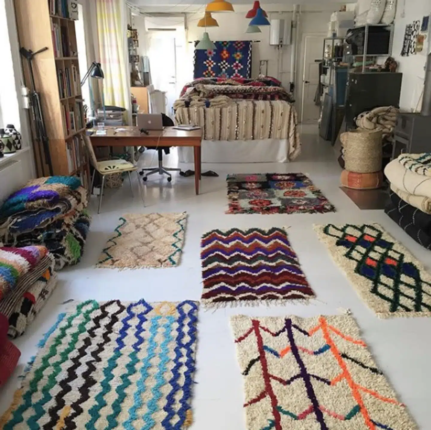 Farver, striber og mønstre. Kirsten Fribert mener, man kan skabe en hurtig forandring i boligen med tæpper, og der er nok at gå på opdagelse i i baghuset på Kastelsvej, hvor Kirsten Fribert har showroom.