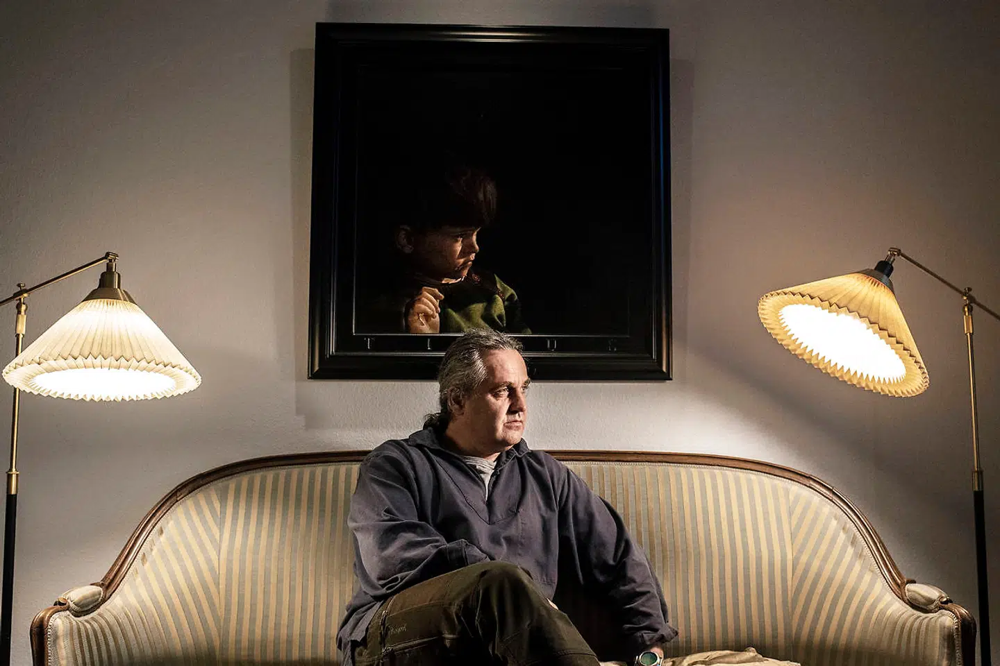 Engang troppede han op hos kunstnerkollegaen Jørgen Boberg iført ridebukser og -støvler, og vennen sagde: »Hvor er hesten? Du ligner fandeme en, der ikke kan male!« Portrættet i baggrunden forestiller hans søn Titus.