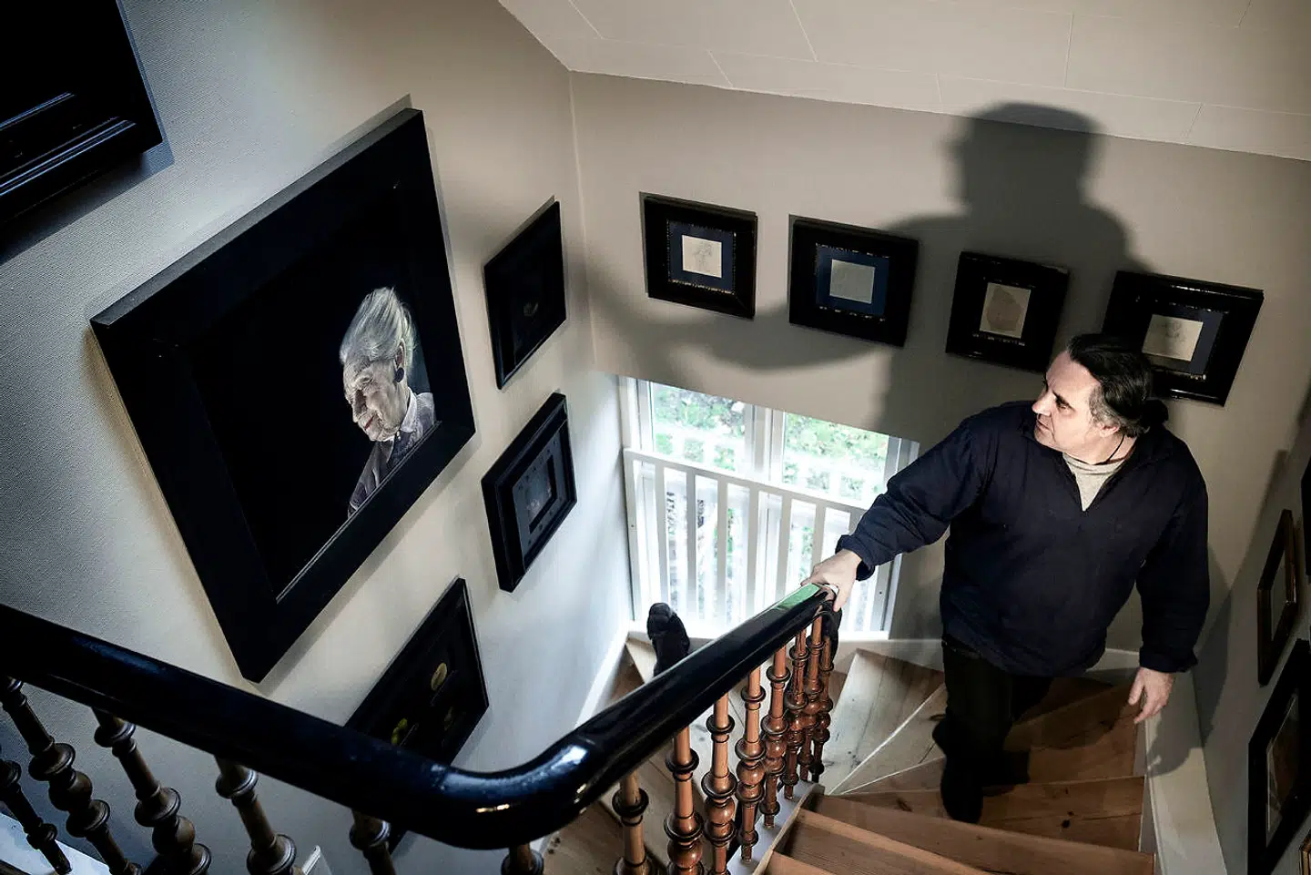 Portrættet er af hans nu afdøde farmor. Det gav ham mod på at male kongehuset med Dronningen som farmor.