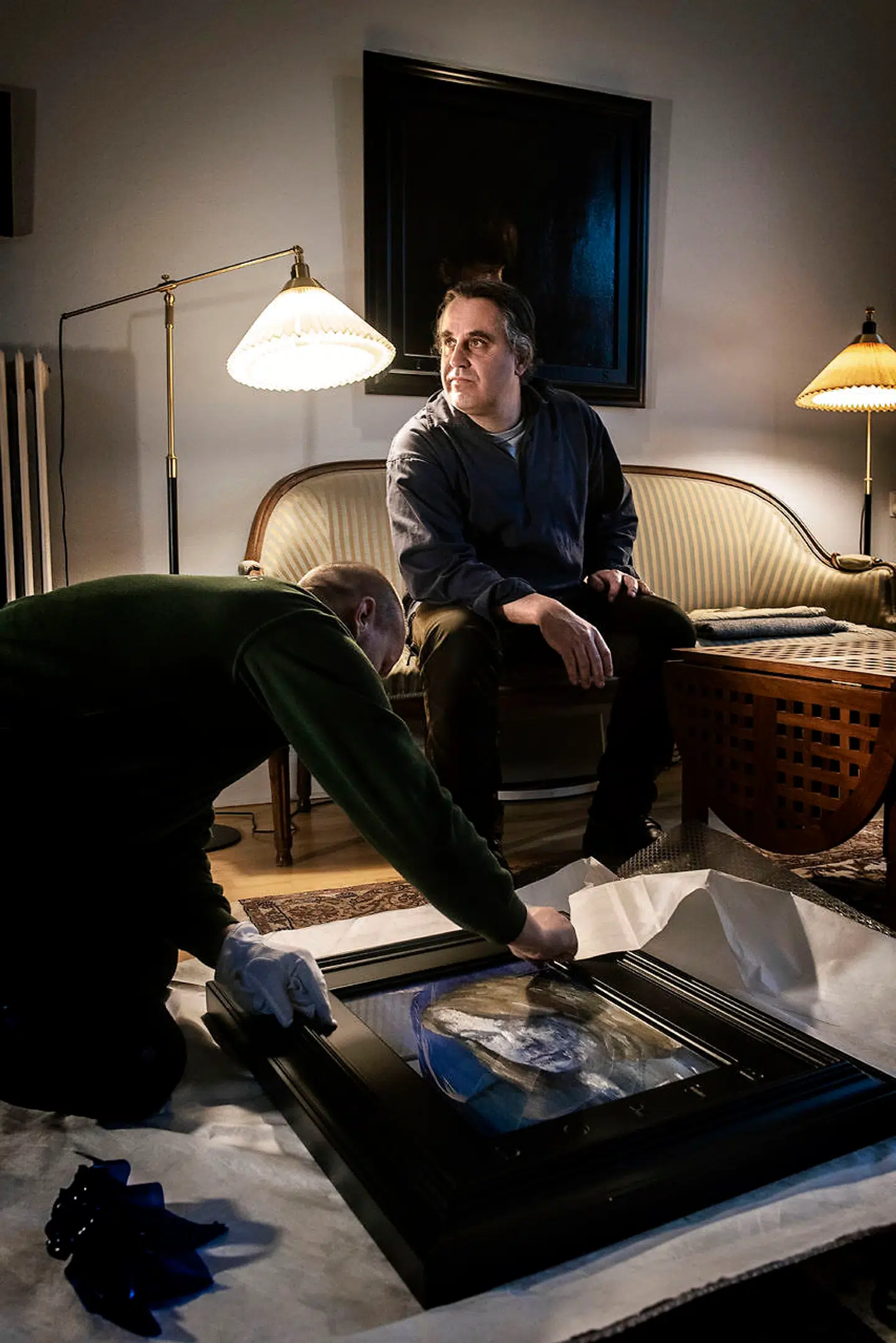 Thomas Kluge modtager nogle af de allerførste malerier, han udstillede.