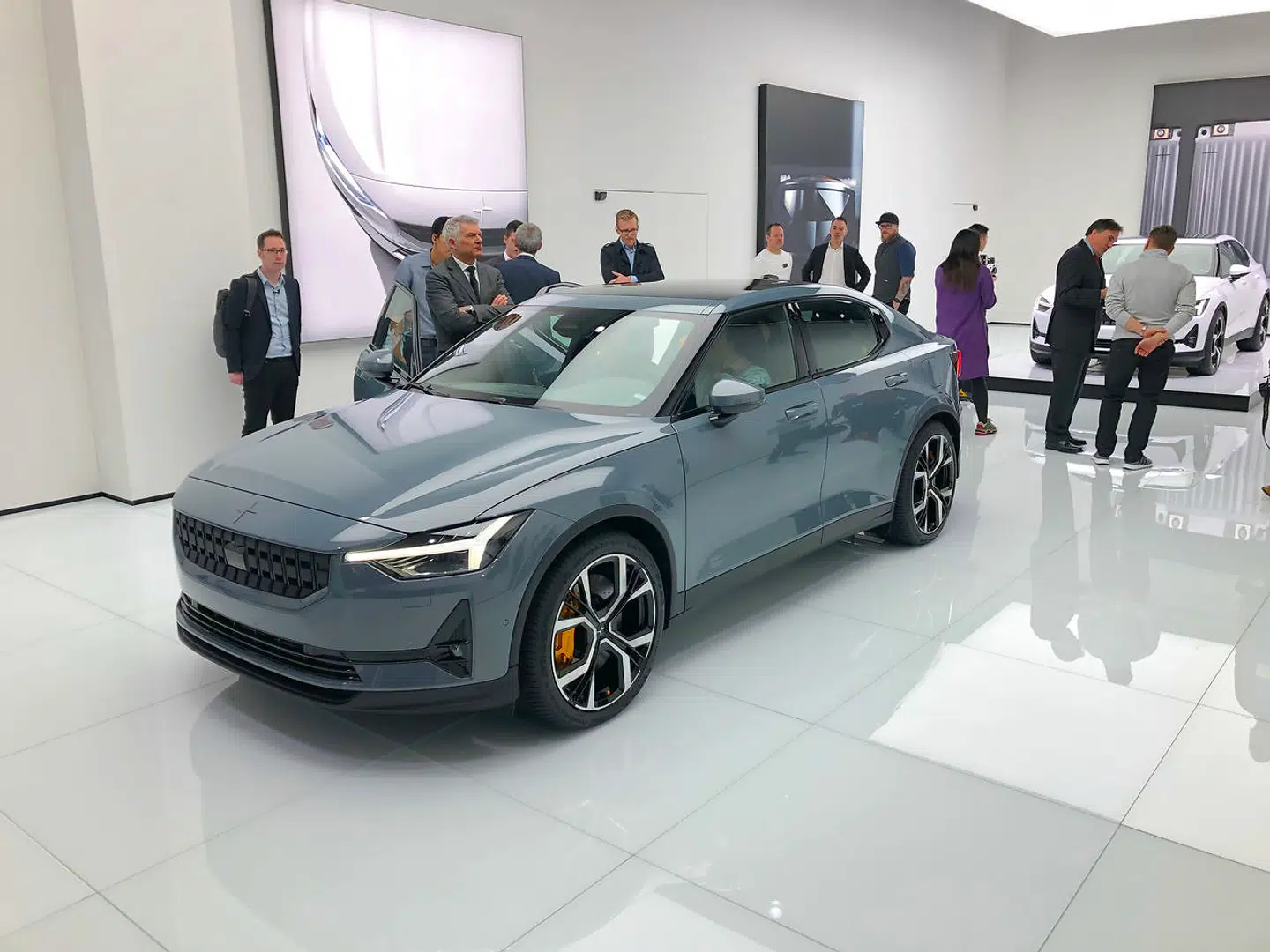 Polestar 2 er en ren el-bil fra Volvos performance-datterselskab. Den får 408 hk, en rækkevidde på +400 km og en pris på under 500.000 kr.