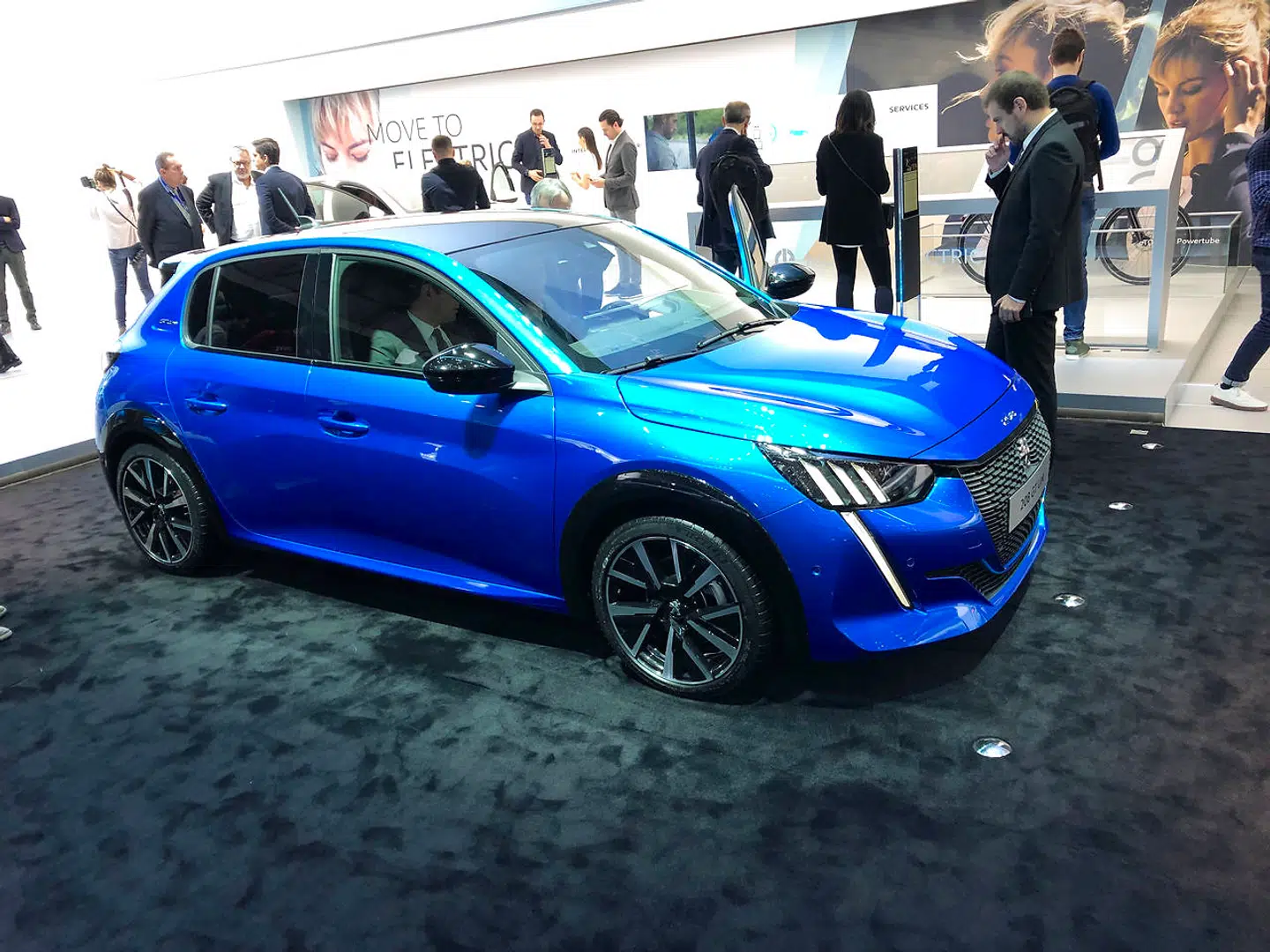 Den nuværende Peugeot 208 har været Danmarks mest solgte bil i flere år. Til efteråret lander afløseren, og den ser mere rå og maskulin ud. Den kommer både som benzin og diesel, og så følger en ren el-bil med en rækkevidde på over 300 km hurtigt efter.