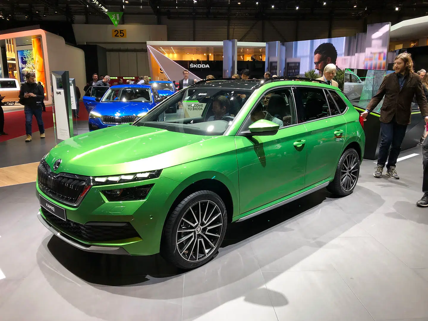 Skoda Kamiq er som skabt til det SUV-hungrende danske marked. Det er en lille SUV, som dog disker op med forbløffende god plads indendøre. Den ligner et hit, hvis prisen bliver rigtig, og Skoda kan levere bilerne.