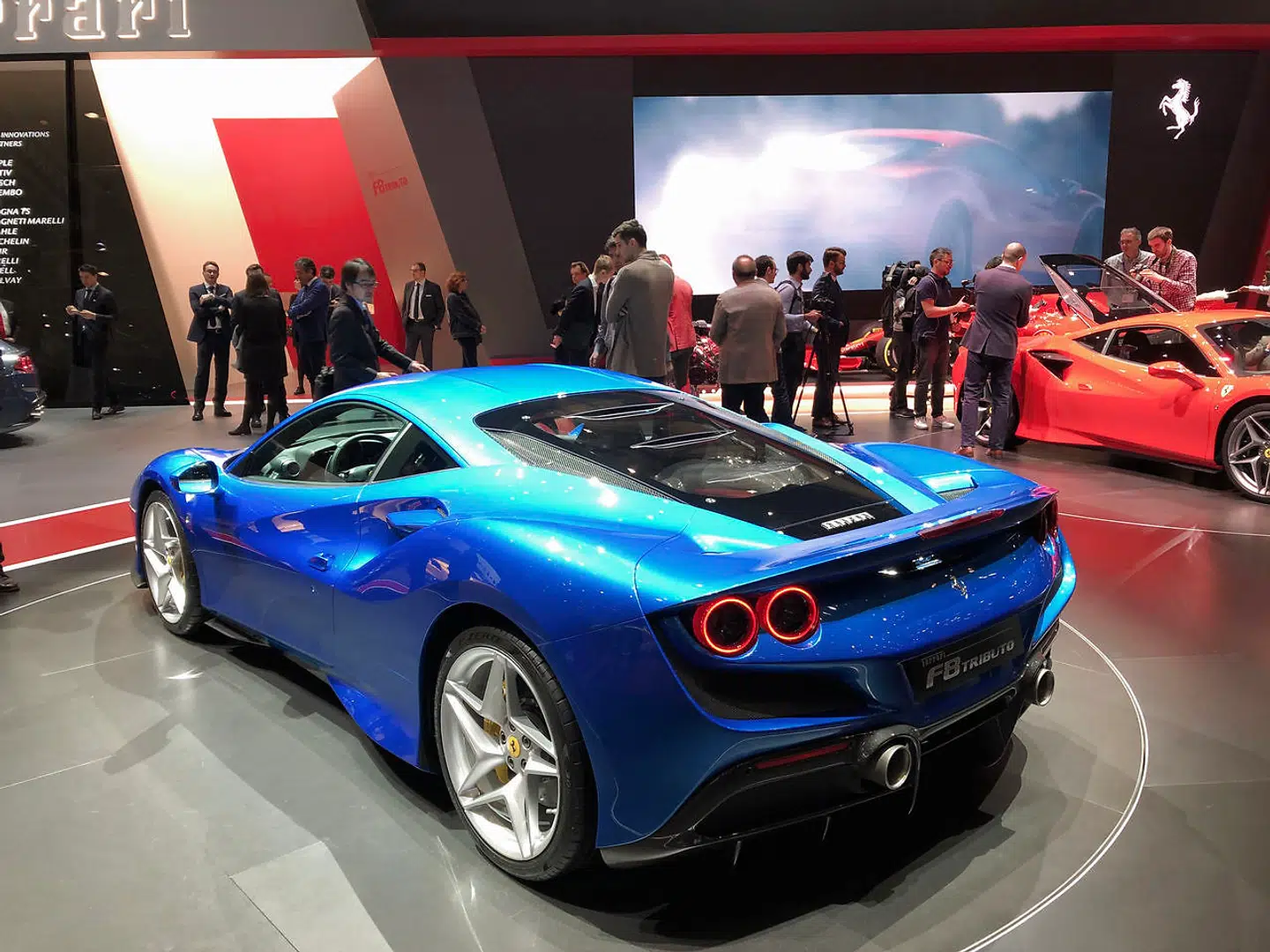 Ferrari F8 Tributo er afløseren til Ferrari 488GTB. Den har samme basismotorkonstruktion, men i F8 Tributo yder V8 biturbomotoren 720 hk, og bilen rammer 200 km/t på under otte sekunder.