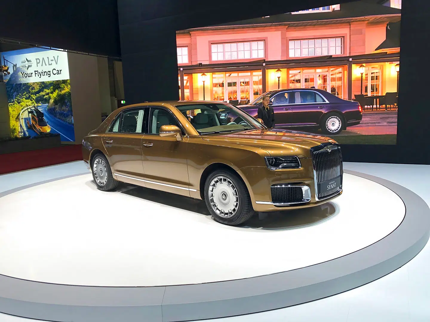 Aurus Senat er et russisk bud på en statsmandslimousine. Men den ligner en billig kopi af en Rolls-Royce, og den aspirerer til titlen som udstillingens blindgyde.