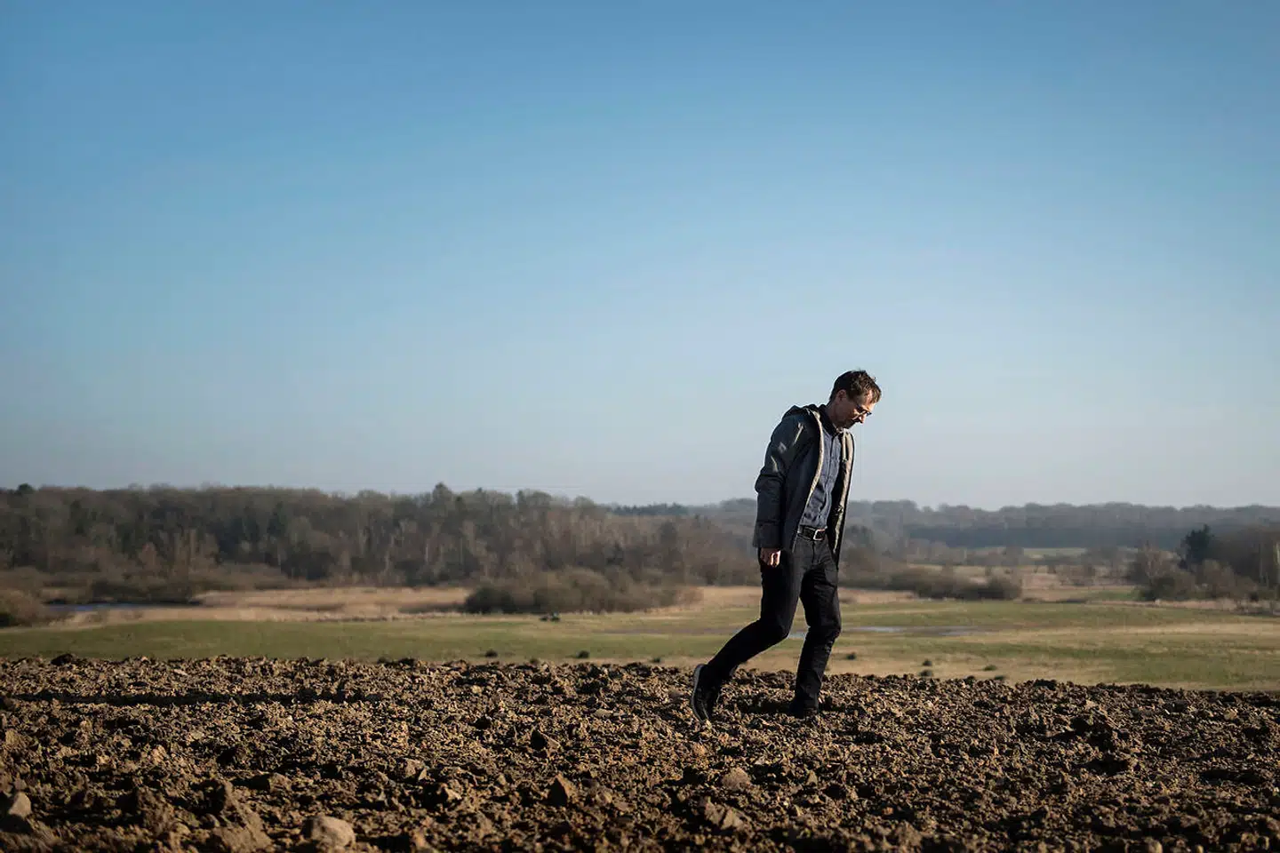 Sagen om en eventuel udlevering af Niels Holck til Indien er nok engang aktuel. Rigsadvokaten arbejder i dag på udleveringsspørgsmålet. Berlingske har besøgt Niels Holck for at høre, hvordan det påvirker ham, at han i yderste fald risikerer at ende i et indisk fængsel. I dag erkender han, at våbennedkastningen i 1995 var en fejl.