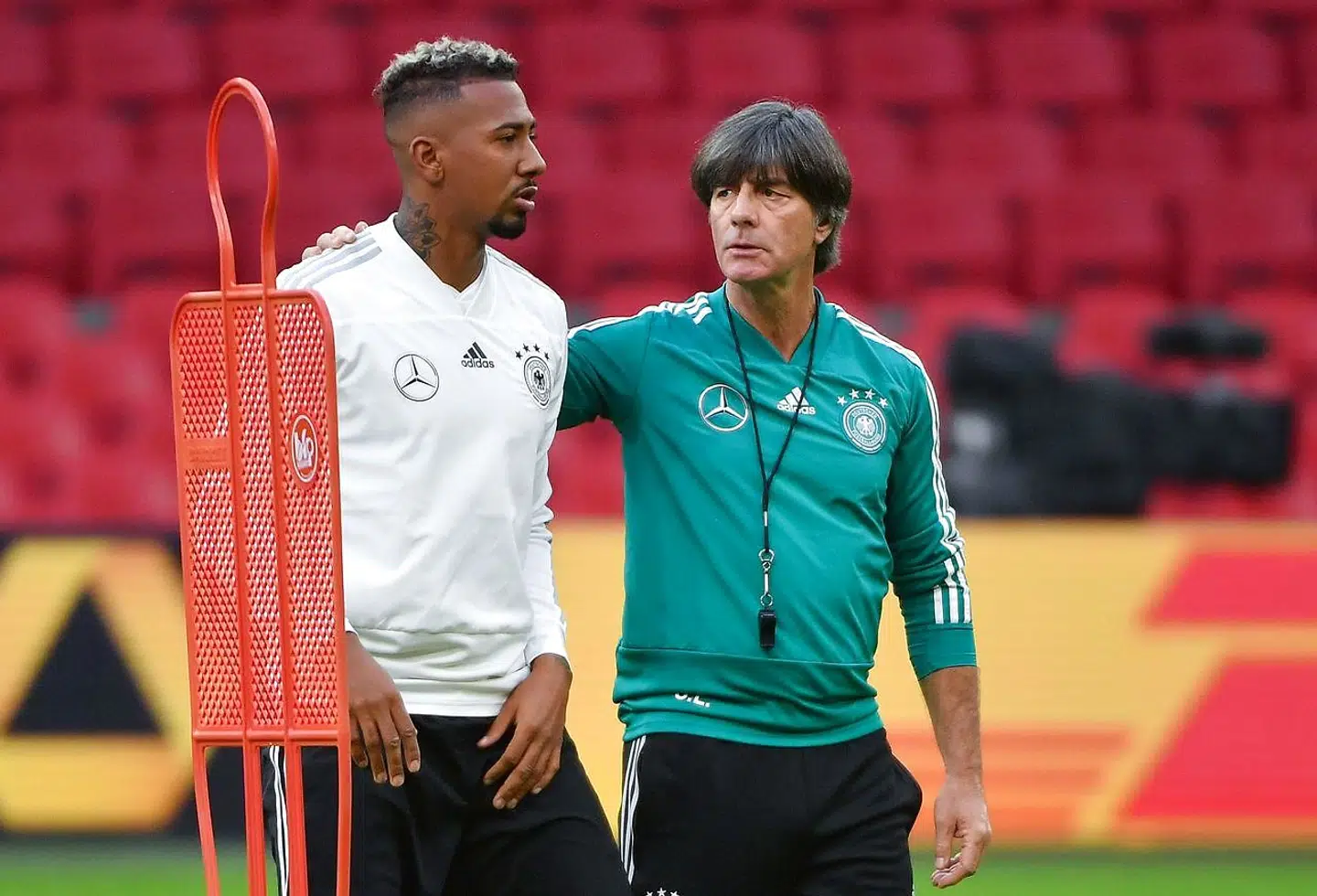 Den tyske fodboldlandsholdstræner, Joachim Löw (til højre), der vandt VM med Tyskland i 2014, er kommet i stormvejr efter han i denne uge fyrede blandt andet forsvarsspilleren Jerome Boateng fra landsholdet.