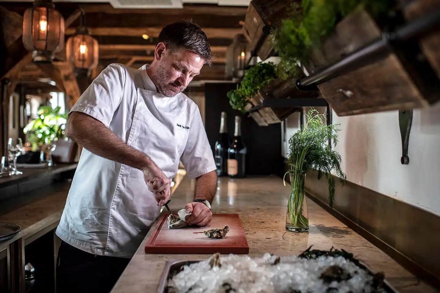 Henrik Yde har netop åbnet en østersbar på sin restaurant Sea By Kin Kin i Nyhavn. Han har nu 12 spisteder i København og en restaurant i Bangkok, der ligesom Kiin Kiin på Nørrebro, har en Michelinstjerne.