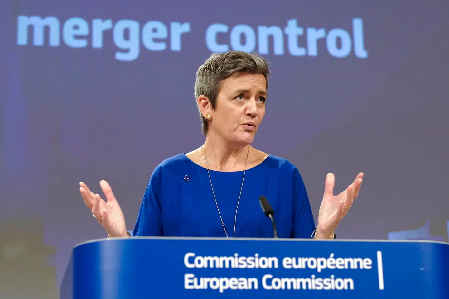 Her offentliggør Vestager beslutningen om, at en togfusion mellem franske Alstom og tyske Siemens ikke får lov at finde sted. Den beslutning har fået kritikken til at vælte ned over den danske kommissær.