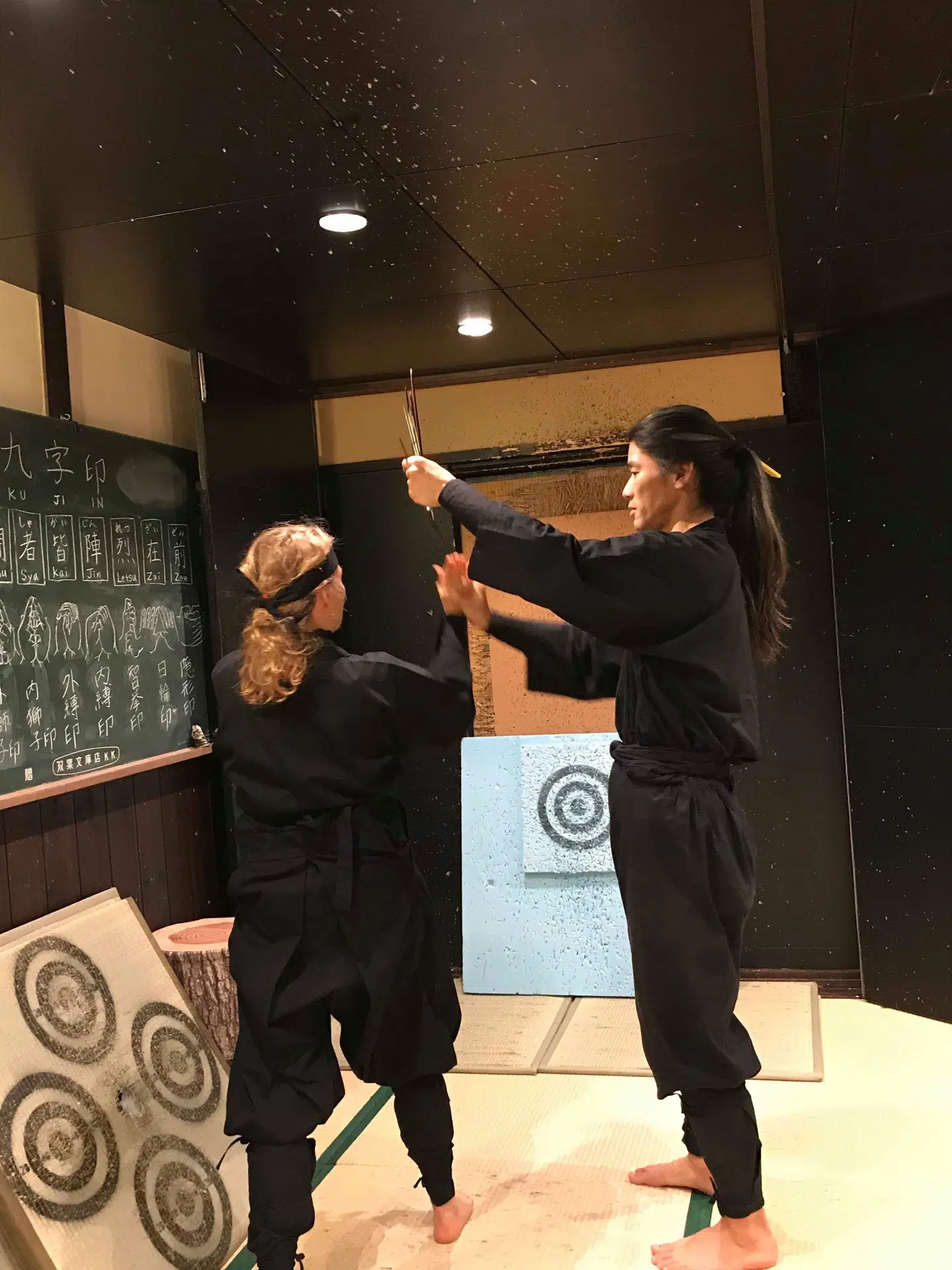 Du skal ikke føle dig for sikker, hvis du har en ninja i dit køkken, for også spisepinde kan bruges som dødbringende kasteskyts ...