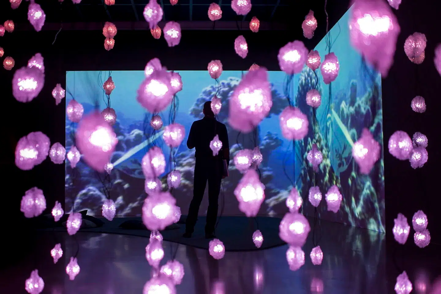 Blandt de stille og mere meditative bidrag til Louisianas udstilling er Pipilotti Rists »Pixelwald«. Billedet stammer fra en ophængning af de krystalagtige objekter ved en tidligere udstilling i Zürich.