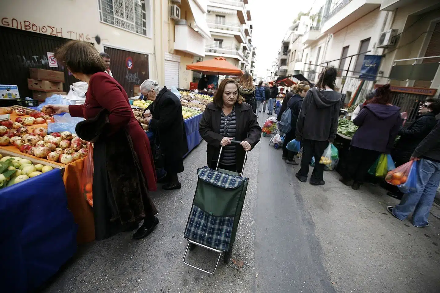 En voksende del af Grækenlands befolkning er pensionister og lever af statens økonomiske hjælp. Der bliver dog færre til at betale den regning.