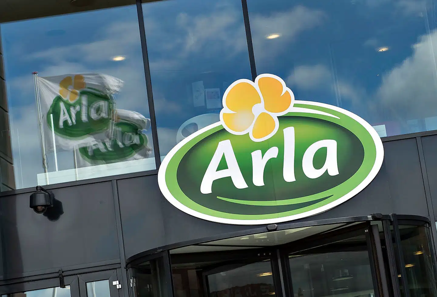 Arla Danmark rundede i 2018 en milliard kroner i omsætningen af økologiske produkter, og dermed er en vigtig milepæl for virksomhedens økostrategi nået. Det er mejeriselskabets ambition, at omsætningen af økologiske produkter med 50 procent inden 2020, og med de nye tal er Arla kun syc pct. fra målet.
