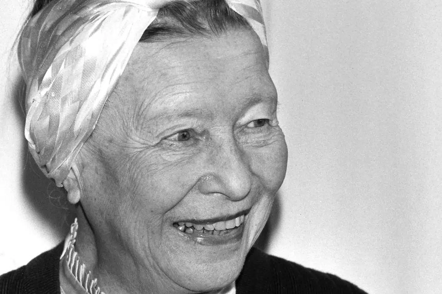 Familie og småborgerliv kan man altid få, langt mere frygtindgydende er det at stå alene og træffe absolutte valg. Det er først der, man for alvor bliver fri, skrev Simone de Beauvoir.