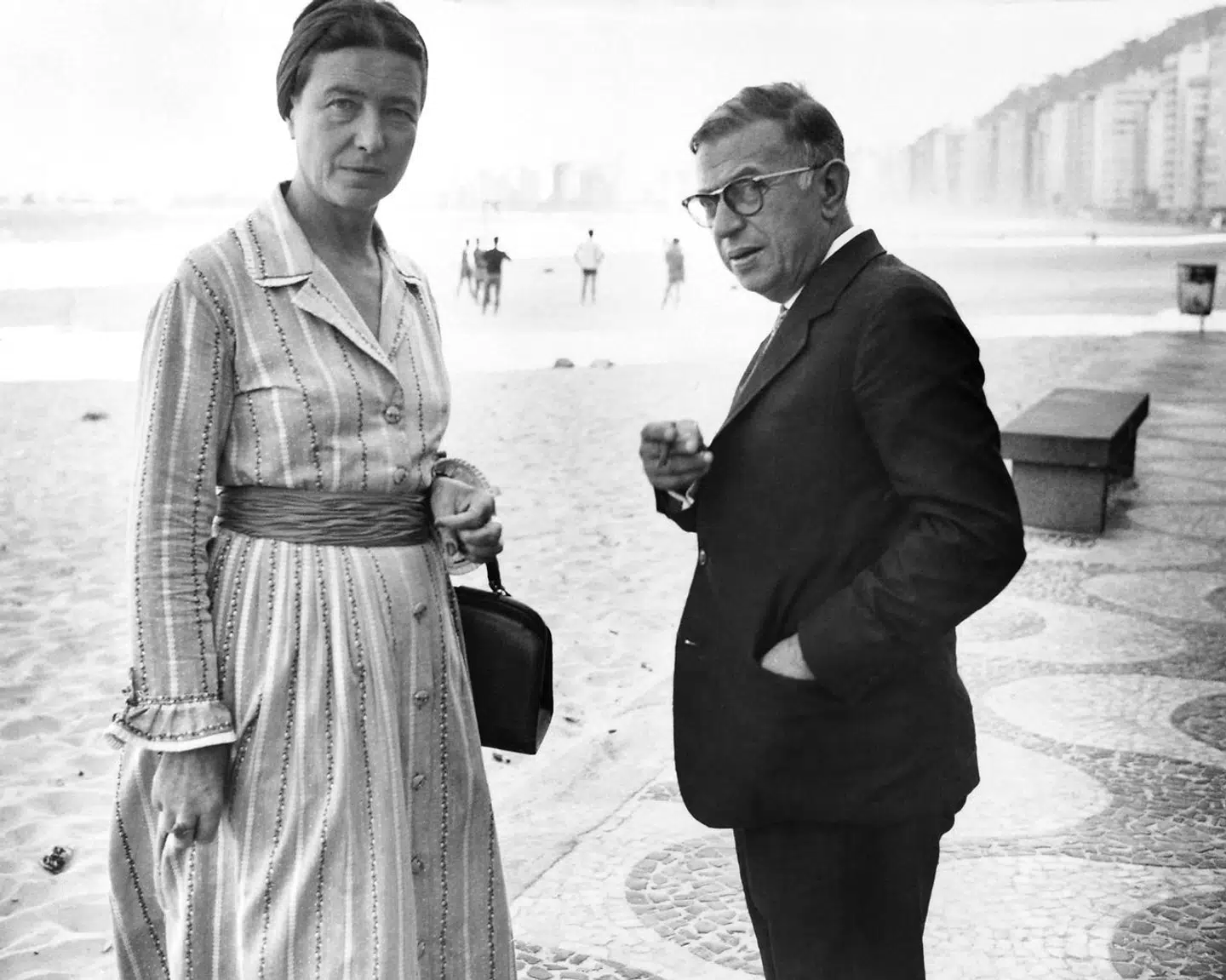 Simone de Beauvoir havde et årelangt forhold til filosoffen Jean-Paul Sartre, der ofte sagde, at han søgte kvinders selskab, fordi han ellers følte sig alene i ideernes verden.
