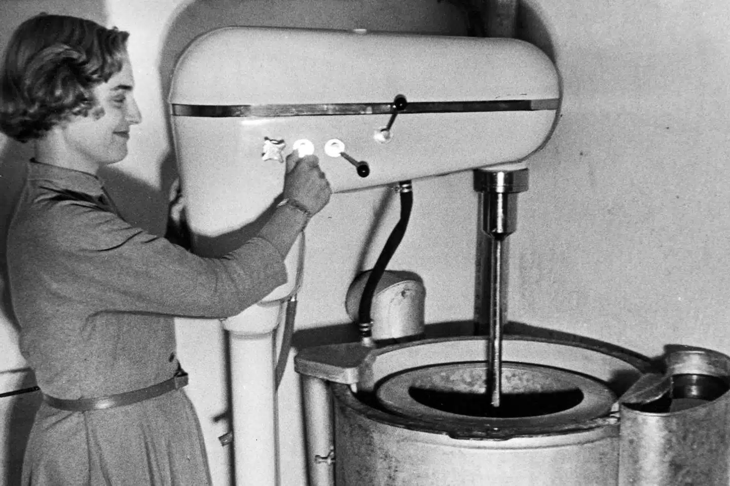 »Derfor kan man forvente, at faldende priser på vaskemaskiner og køleskabe alt andet lige vil medføre, at flere kvinder vil vælge at arbejde udenfor hjemmet i stedet for at arbejde i hjemmet. Og det er da præcis også, hvad man har set,« skriver Lars Christensen.