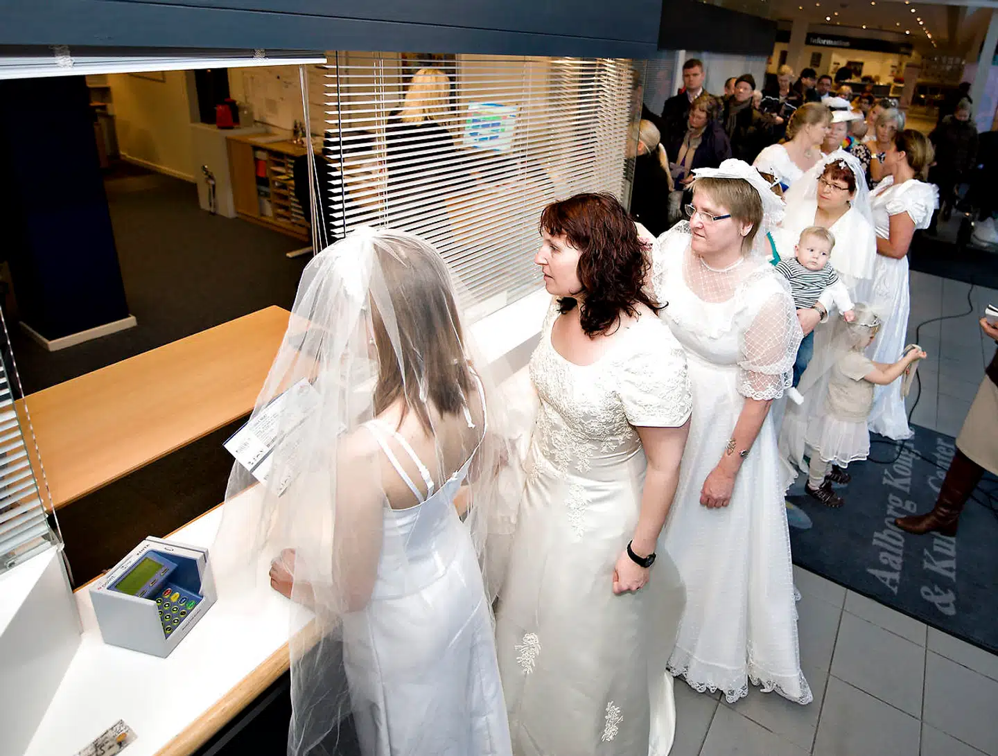 Det er kvinder, der bærer kulturlivet. Som her i 2009, hvor musicalen Mamma Mia havde udlovet fribiletter og en romantisk middag til den første i billetkøen med brudekjole på. Tilbuddet gjaldt i øvrigt også mænd