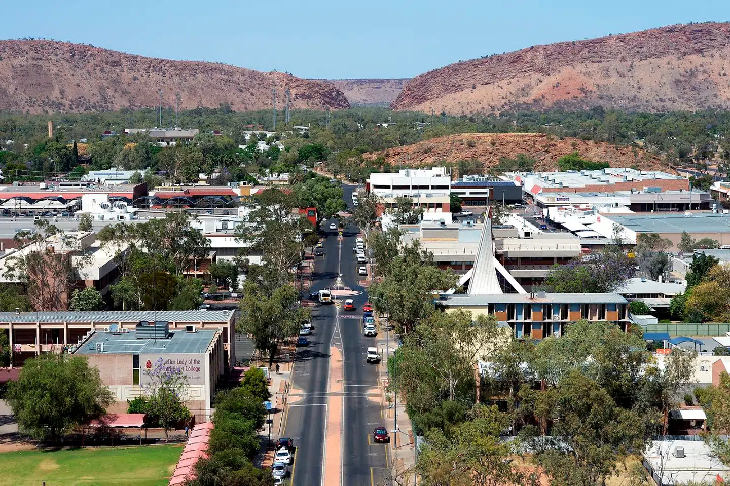 Alice Springs bliver ofte besøgt af aboriginere, som bor i ødeliggende samfund i ørkenområdet i den centrale del af Australien.