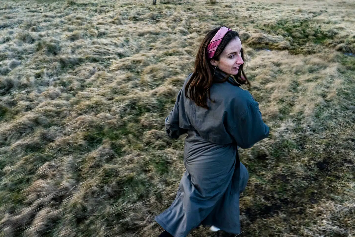 »Sex og sorg er de drivende energier for Agnes' adfærd og for Amalie Langballes roman »Forsvindingsnumre« i det hele taget. Sorgen er den overordnede ramme, som Agnes' seksualitet fremstilles indenfor. Den vipper mellem nymfomani og selvbehandling for sorgtilstandens brutale tomhed og ensomhed,« skriver Berlingskes anmelder.