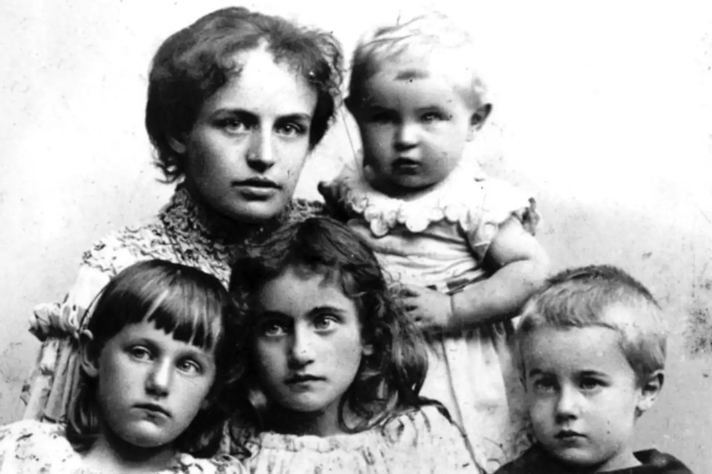 Agnes Henningsen med Poul på armen, og forrest fra venstre Esther, Elli og Tage. Billedet er udateret, men er taget ca. 1895, umiddelbart før ægtemanden Mads forlader kone og børn.