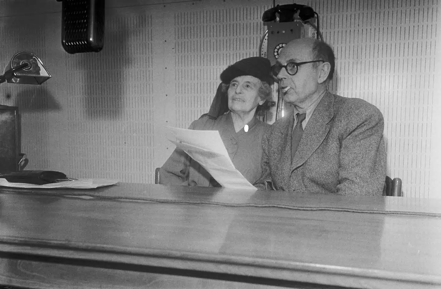 Agnes Henningsen sammen med sin søn Poul Henningsen, hvis far egentlig var forfatteren Carl Ewald. 1948.