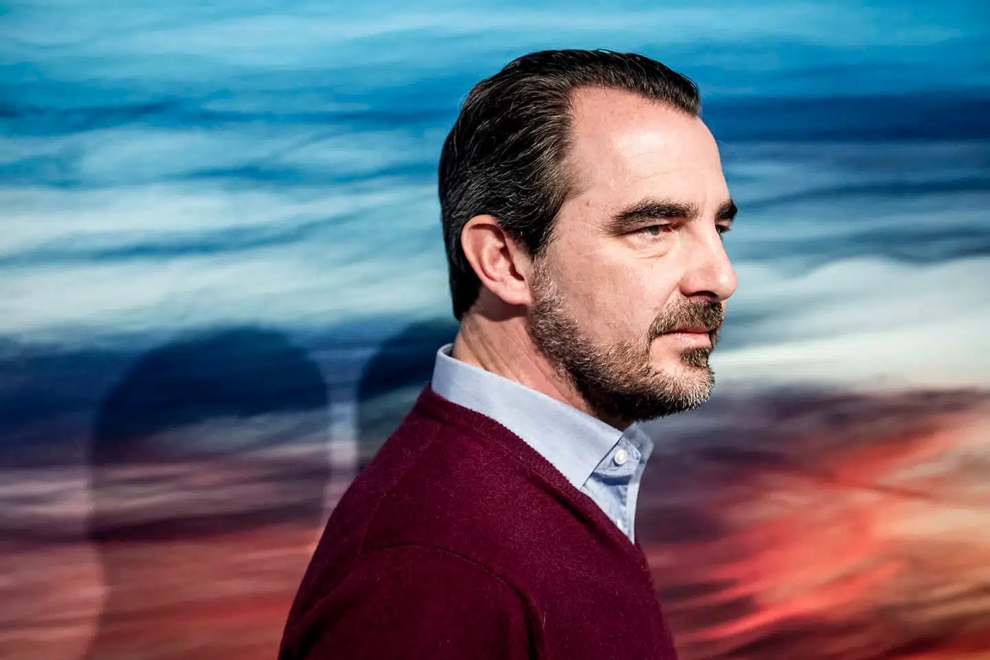 Prins Nikolaos var endnu ikke født, da hans forældre måtte flygte fra Grækenland i 1967. Han er opvokset i London, men har for få år siden slået sig ned i den græske hovedstad, Athen. Frem til udgangen af marts kan man opleve hans billeder af den græske himmel på udstillingen »Celestial Choreography« - »Himmelsk Koregrafi« - i Rundetaarn.