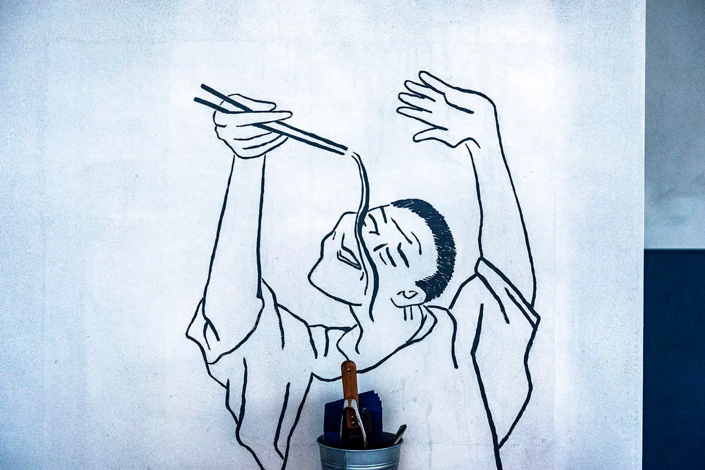 Vægudsmykningen på Hot Pot Republic hylder pindene.