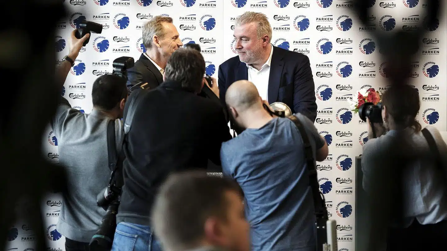 Bo Rygaard, bestyrelsesformand i Parken, og Lars Seier omringet af fotografer på pressemødet, hvor Seier blev præsenteret som ny storaktionær i Parken.