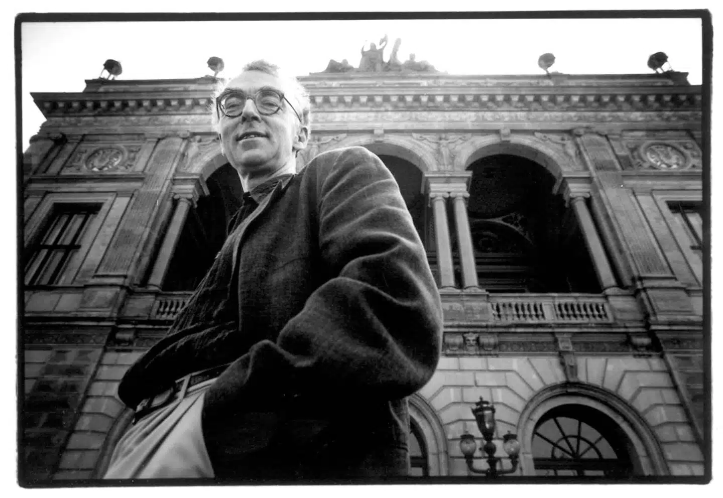 Klaus Hoffmeyer ved udnævnelsen til skuespilchef i 1996 foran Det Kongelige Teaters Gamle Scene.