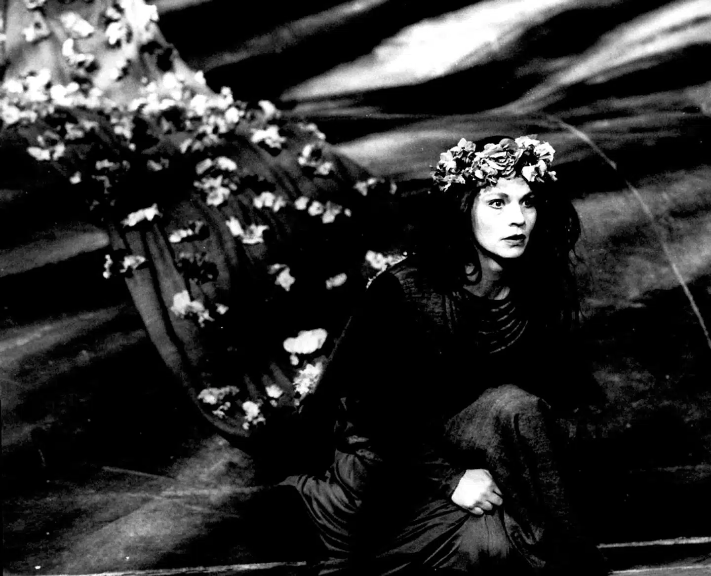 En af de iscenesættelser, der lykkedes: Den retroromantiske udgave af Oehlenschlägers »Kjartan og Gudrun« med Benedikte Hansen. 1996.