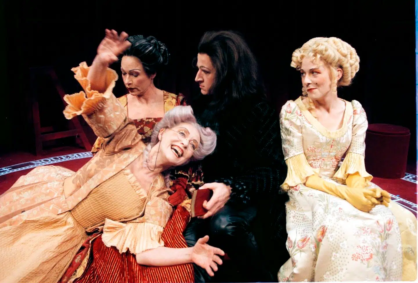 Moliéres komedie »Det kvindelige selskab« var et eksempel på en af de ukendte klassikere, Hoffmeyer trods alt førte til succes på Det Kongelige Teater: Her Jens Albinus, Birthe Neumann, Karen Margrethe Bjerre og Bolette Schrøder.