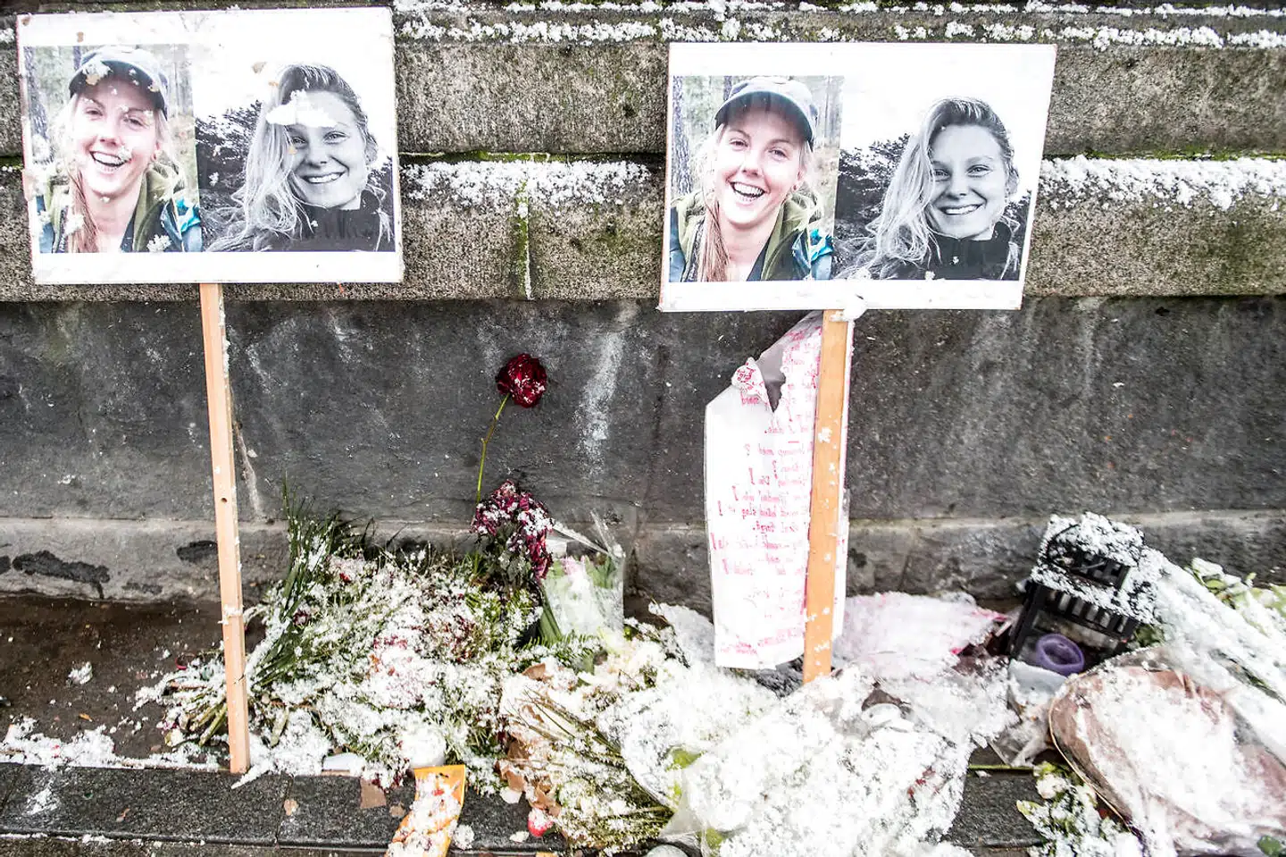 Blomster og billeder til minde om 24-årige Louisa Vesterager Jespersen og 28-årige Maren Ueland foran Københavns Rådhus, mandag den 21. januar 2019. Louisa og Maren blev dræbt i Marokko 17. december. Maren Ueland bisættes i dag i Norge.. (Foto: Mads Claus Rasmussen/Ritzau Scanpix)