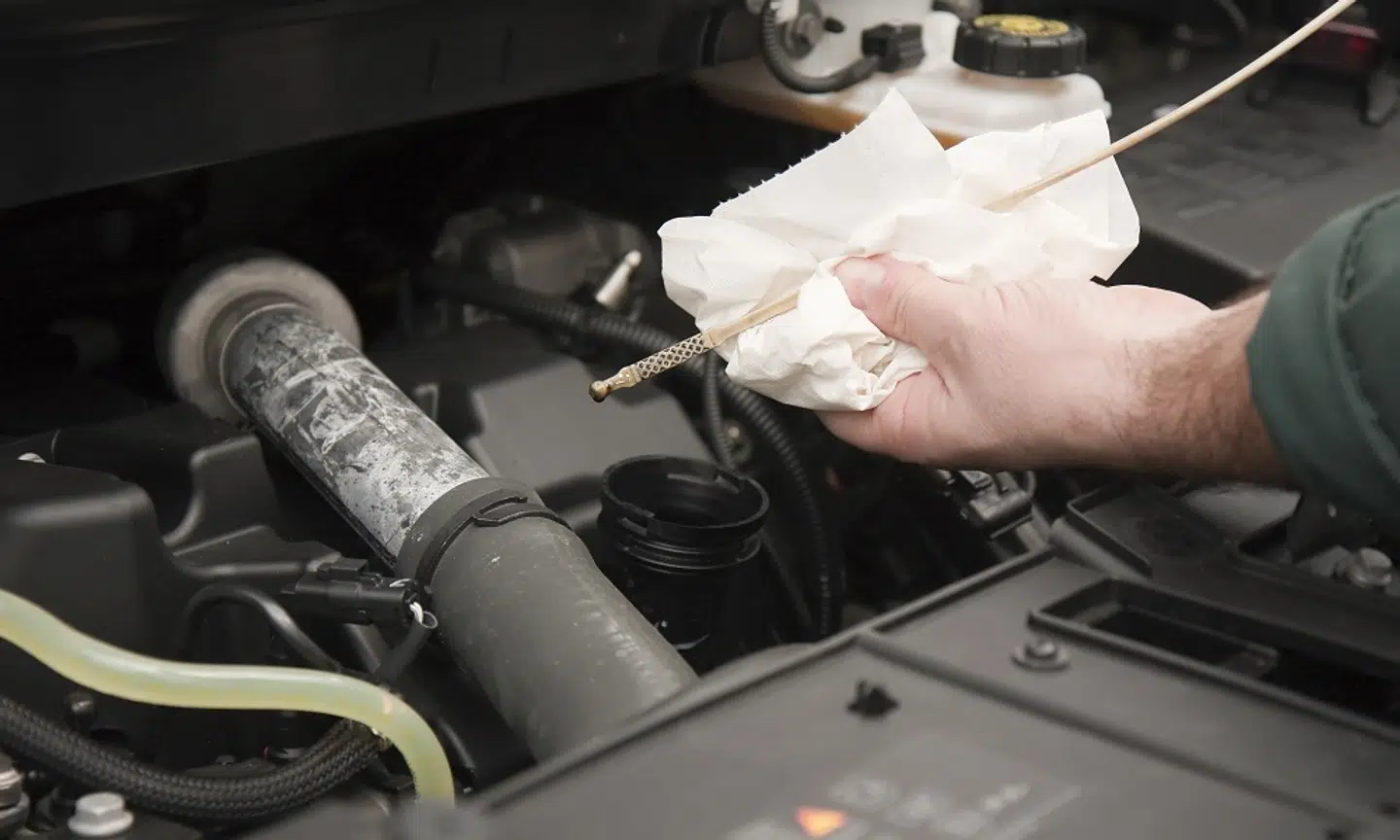 Kevin Poulsen, indehaver af Friis Biler, fortæller, at en motor kan have mange skjulte fejl, som din bil ikke fortæller dig om. Foto: Scanpix