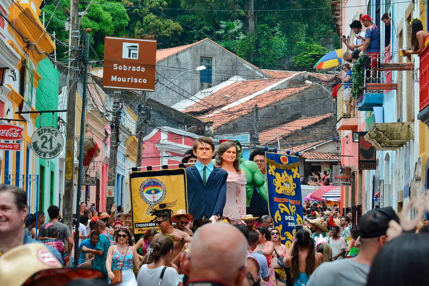 Under det netop overståede karneval i Brasilien udviklede der sig flere steder spontate protester mod præsident Bolsonaro.