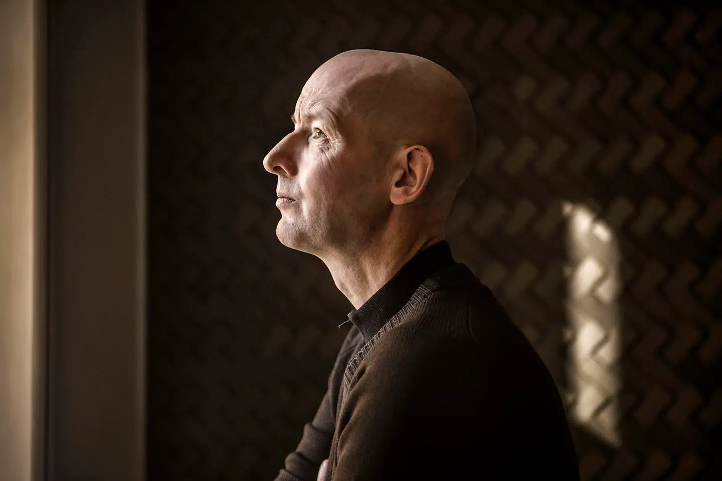 »Det der med, at man stivner i sin form og ender med at lave ting, der lyder som et svagt, hulbrystet tuberkulose-ramt åndedrag af noget, der engang var friskt og fedt, må være mareridtet for ethvert band,« siger Jens Unmack, forsanger i Love Shop.