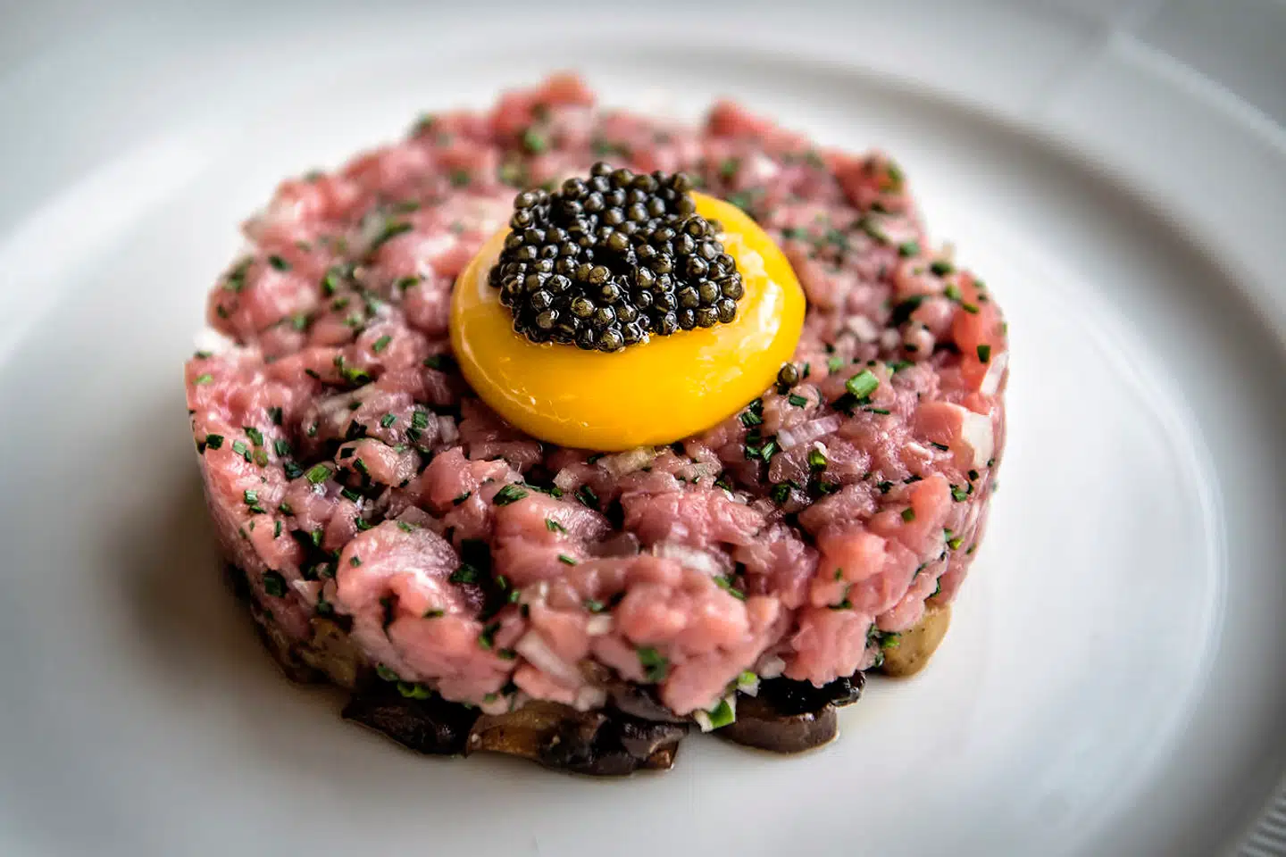 Det var symptomatisk for vores serveringer på Paustian, at de – som i denne ret – var et mix af virkligt gode elementer – tatar, blomme, kaviar – og så noget der ikke fungerede – de iskolde, dominerende svampe i bunden.