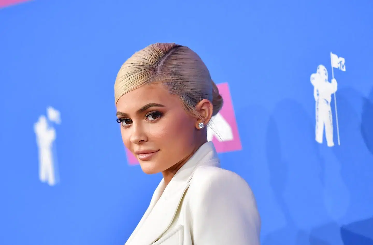 Som blot 21-årig har den amerikanske Kylie Jenner allerede opnået status som den yngste milliardær på Forbes' liste over rigeste mennesker i verden. Kylie Jenner kan takke sin makeupforretning, der sidste år indtjente 360 mio. dollar i salg.