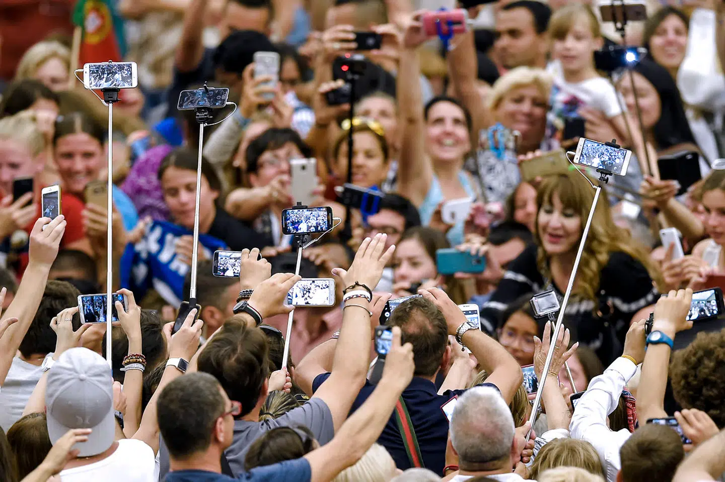 Smartphonen er blevet symbol på en voldsom digitalisering og et eksplosivt voksende dataforbrug, der skaber et hastigt voksende klimaaftryk. Her stimler filmende fans sammen om Paven, der ankommer til Vatikanet.